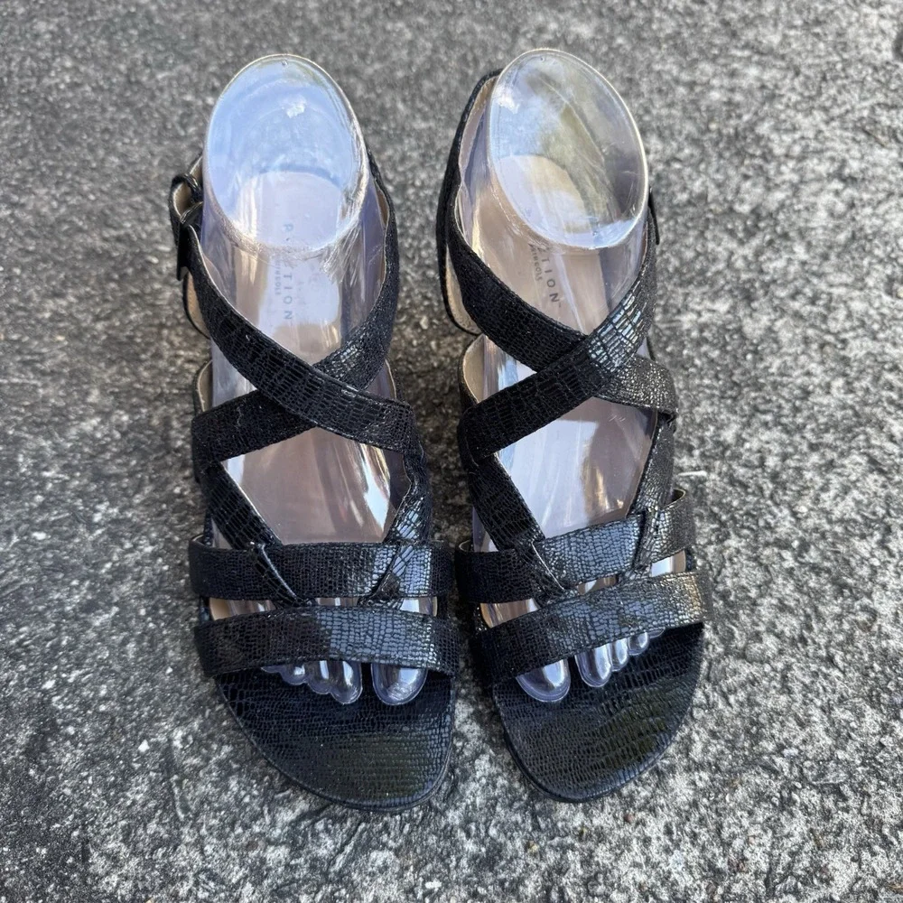Kenneth Cole Reaction Womens 8‎ M Cedar Pine Black Patent Wedge Sandal *Peeling*